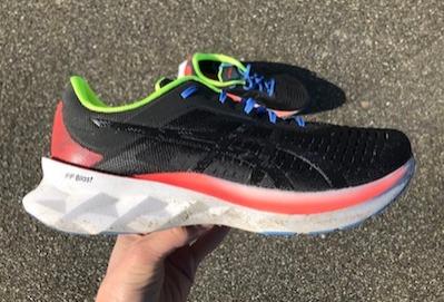 TEST: Asics Novablast – Zachte, verende en leuke hardloopschoen