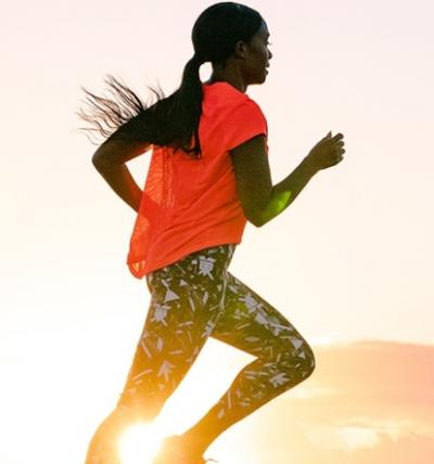 Erlebe Licht in einer dunklen Zeit mit der neuen ASICS Sunrise Red-Kollektion