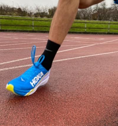 TEST: HOKA ONE ONE ROCKET X - BLITZSCHNELLER LAUFSCHUH MIT CARBONPLATTE 