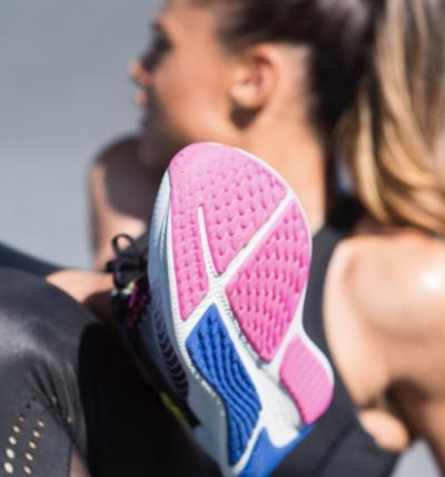 8 farbenfrohe Laufschuhe in frischen Frühlingsfarben für Damen und Herren