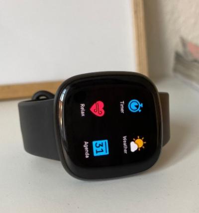 TEST: De FITBIT VERSA 3 - Een stijlvolle smartwatch en activiteitentracker met ingebouwde GPS